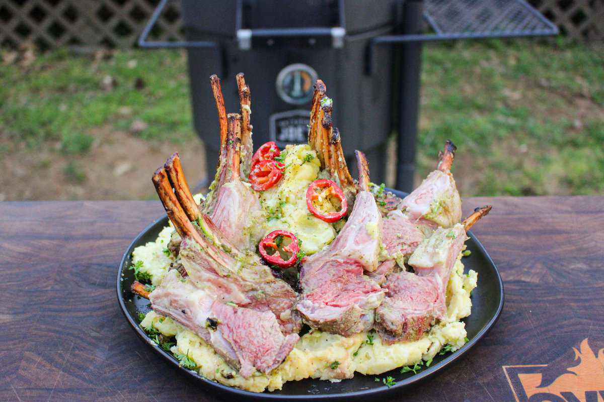 The sliced lamb crown, ready to eat!